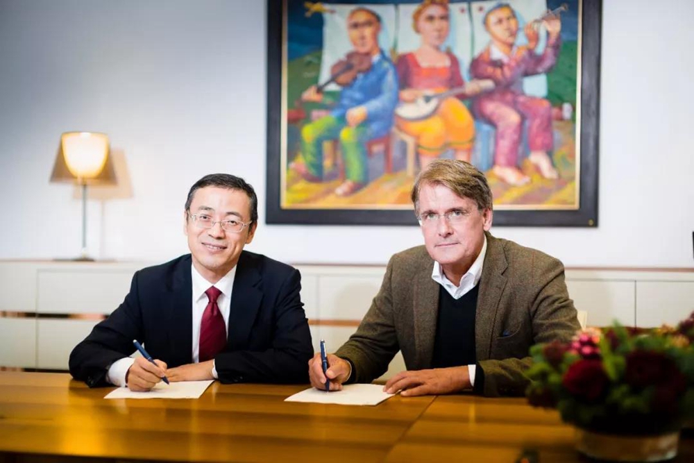 李东辉先生（左）与Christer Gardell先生（右）签署股权收购协议.jpg
