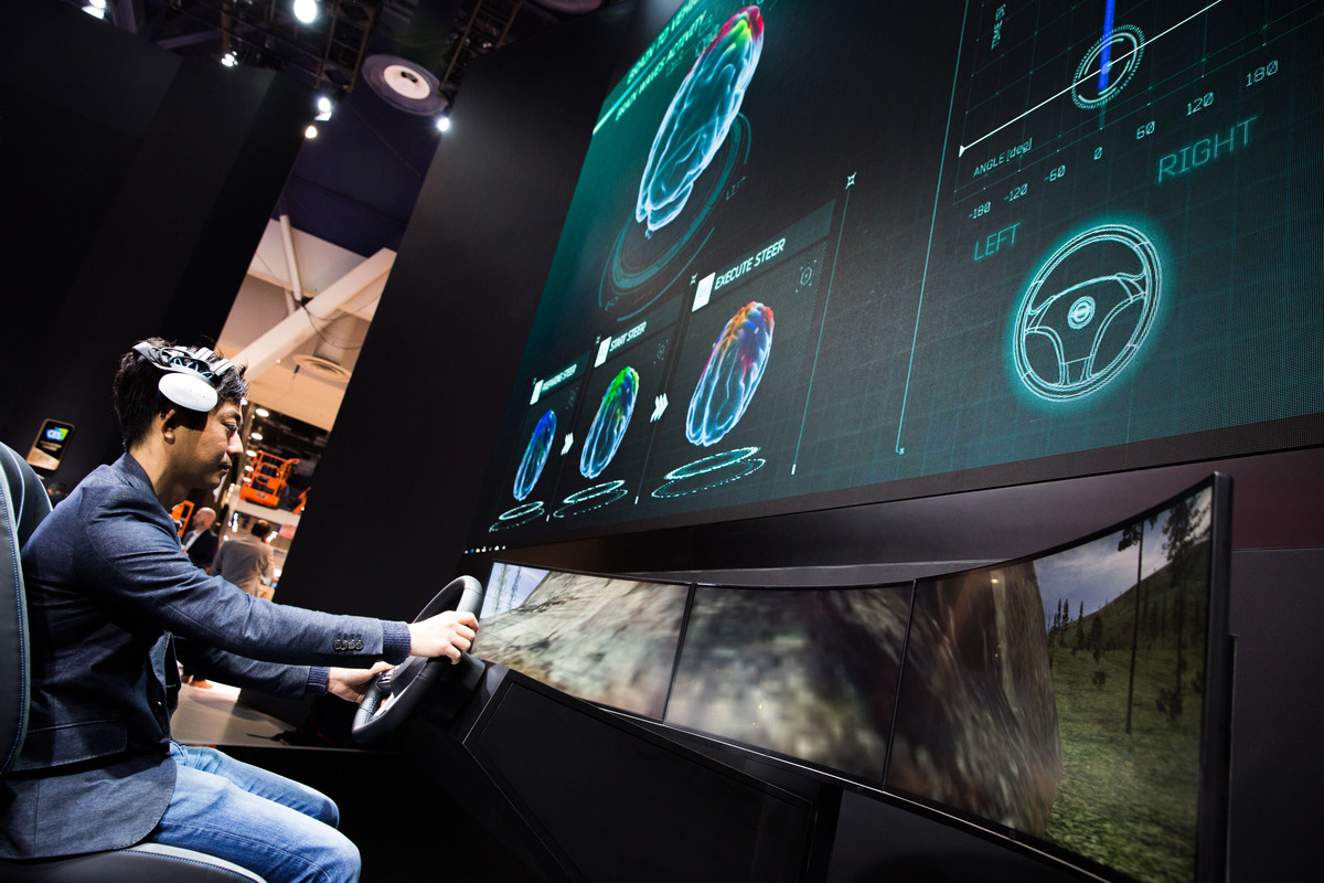 日产汽车在2018年国际消费类电子展上首次展示“脑控车”技术.jpg