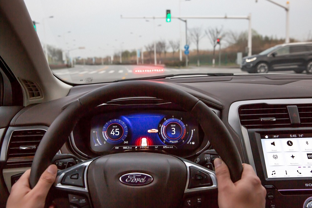 在最新的测试中，福特借助边缘计算技术（MEC）。路口的摄像头采集的信息能及时传输到测试车辆上，并向驾驶者发出前方来车预警，降低碰撞风险.jpg