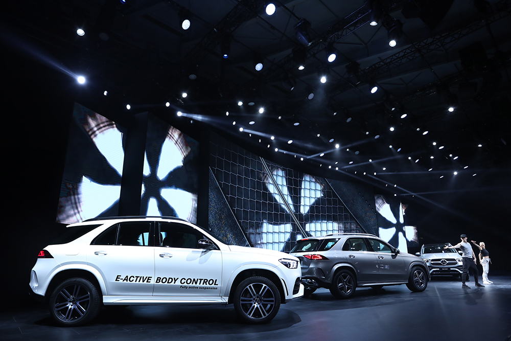 09.全新GLE+SUV瞩目登场，以一场别具匠心的车舞秀展现了其卓越的公路操控和越野性能.JPG