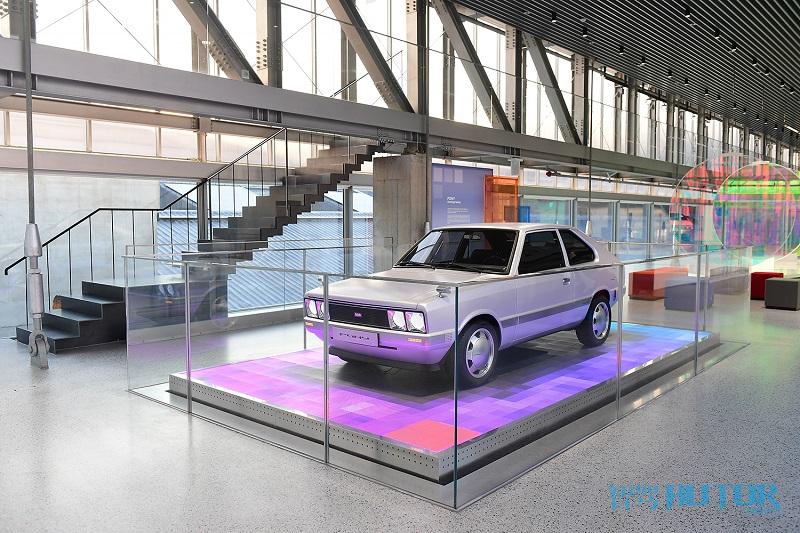 1.在釜山Hyundai Motorstudio举办的“Reflections in Motion”展览上，现代汽车展出“传承系列 PONY”.jpg