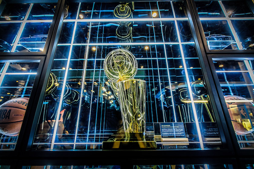 图4：NBA总冠军奖杯（奥布莱恩杯）在小鹏汽车联合展出.jpg