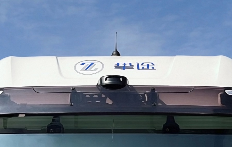 01. RS-LiDAR-M1搭载于一汽解放智能驾驶重卡挡风玻璃上方.jpg