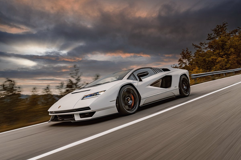 02 - Countach LPI 800-4首次动态亮相.jpg