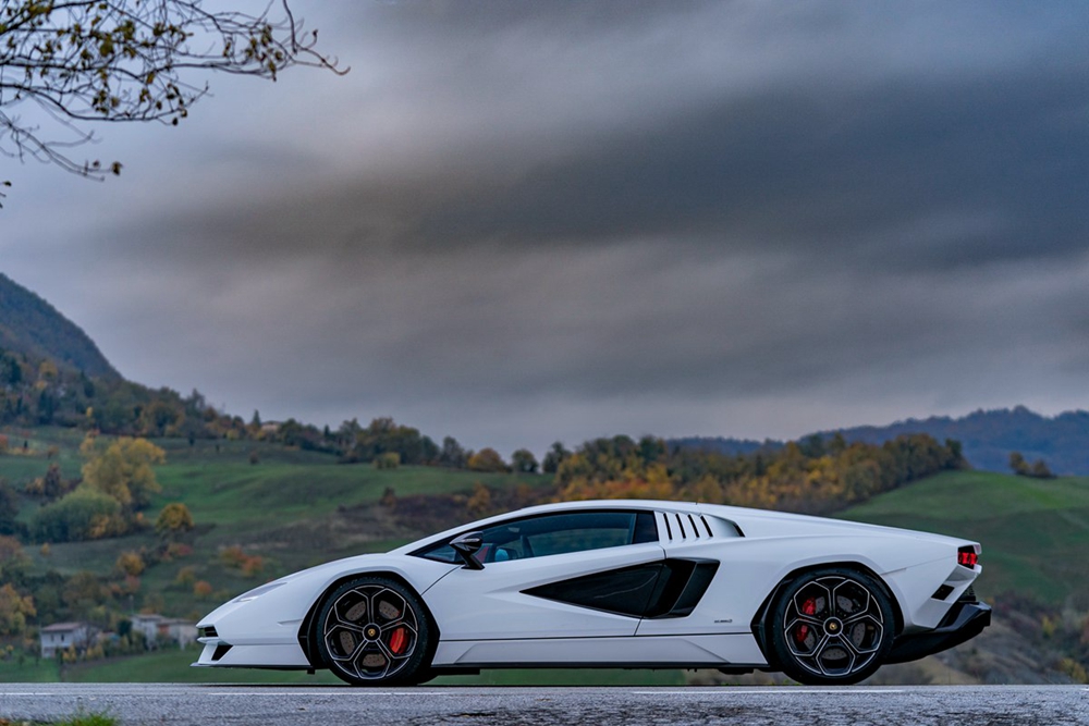 04 - Countach LPI 800-4首次动态亮相.jpg