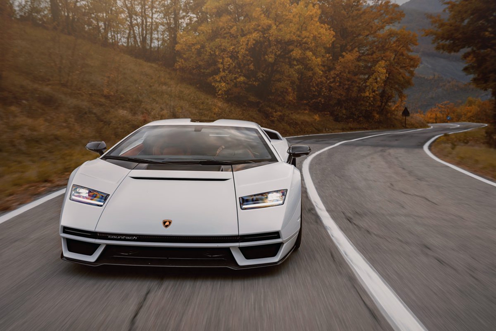 01 - Countach LPI 800-4首次动态亮相.jpg