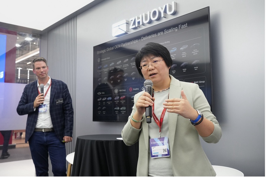 1-卓驭科技副总裁于贝贝(右一)与Nils Oldemeyer(左一)分享卓驭欧洲战略.jpg